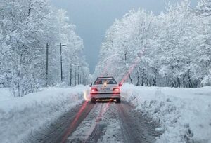 رانندگی در شرایط جوی نامساعد خودرو در جاده برفی
