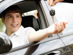 نوجوان اماده برای رانندگی