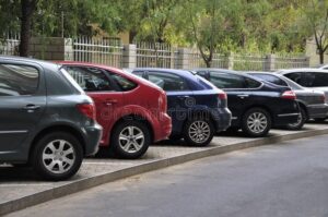 توقف و پارک کردن خودرو در مکان‌های عمومی: اصول و قوانین
